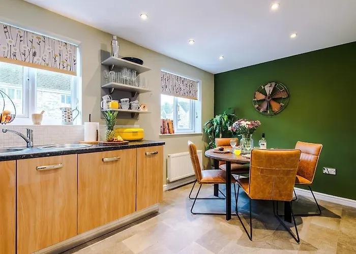 Luxury 3-Bed House - Rothwell Gardens - 10Mins From Leeds City Centre