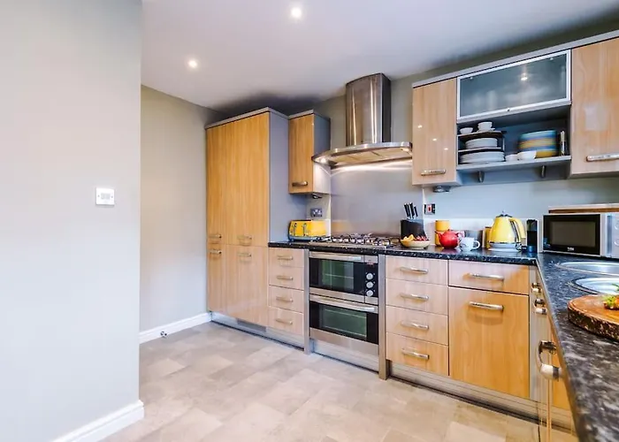 Luxury 3-Bed House - Rothwell Gardens - 10Mins From Leeds City Centre