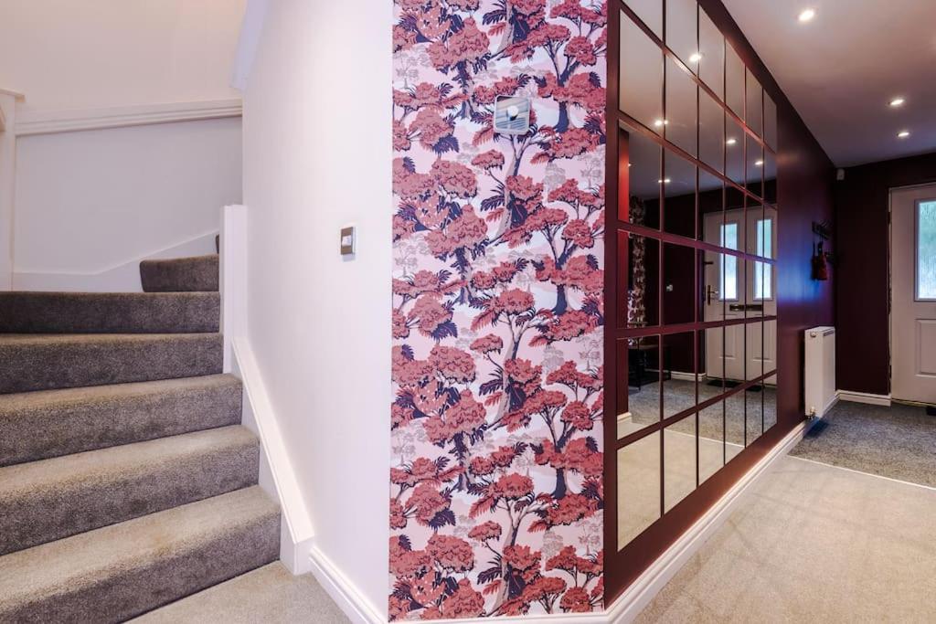 Luxury 3-bed House - Rothwell Gardens - 10mins From Leeds Centre *