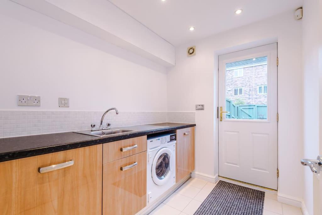 Luxury 3-bed House - Rothwell Gardens - 10mins From Leeds Centre *