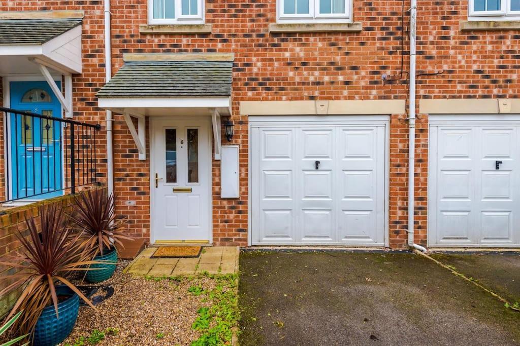 Luxury 3-bed House - Rothwell Gardens - 10mins From Leeds Centre *